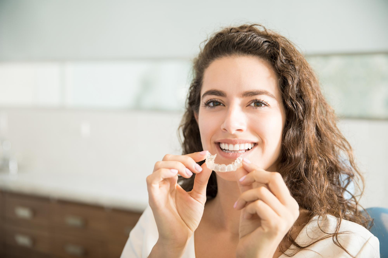<strong></noscript>How Invisalign Can Improve Your Smile</strong>
